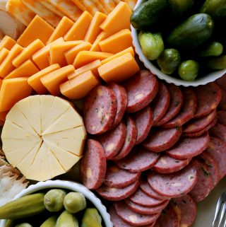 HOW TO ARRANGE A CHEESE PLATTER