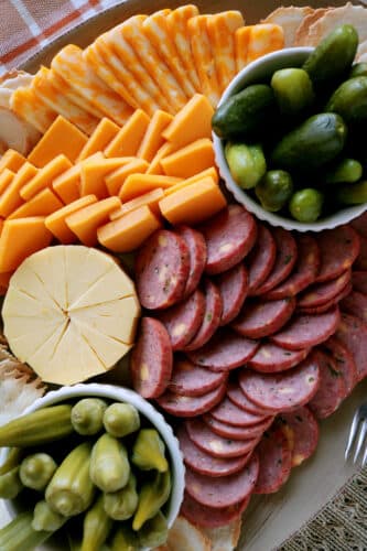 HOW TO ARRANGE A CHEESE PLATTER