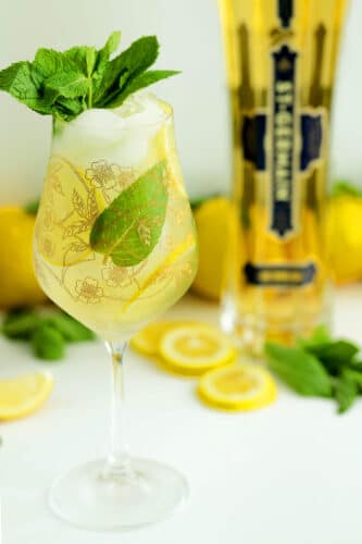 Hugo spritz cocktail